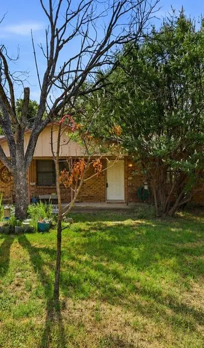 606 E Barton Street, Granbury TX 76048 - Photo 2