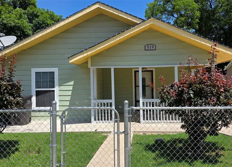 524 W Broadus Avenue, Fort Worth TX 76115