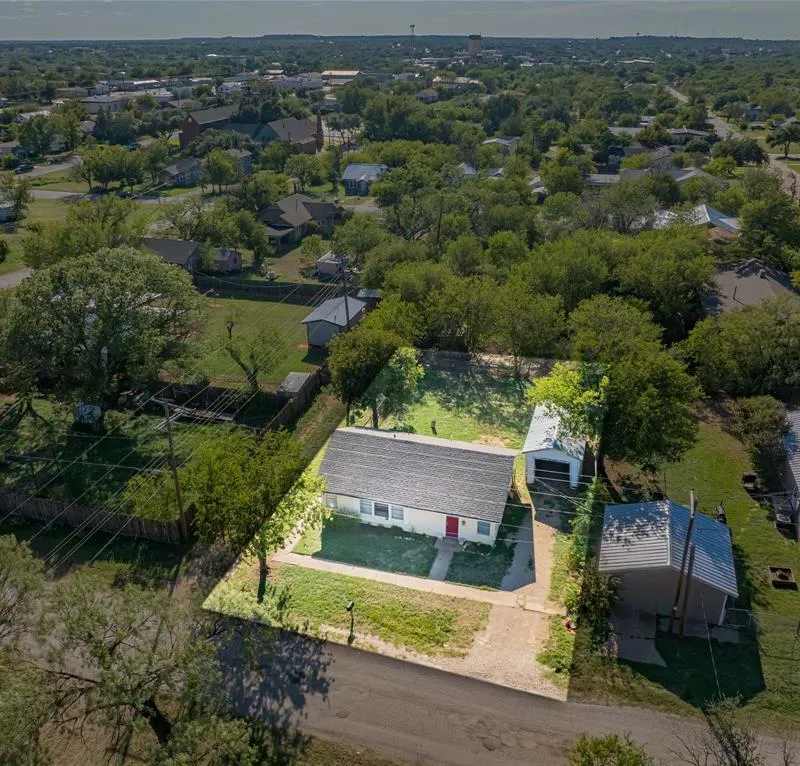 304 N Geneva Street, Breckenridge TX 76424
