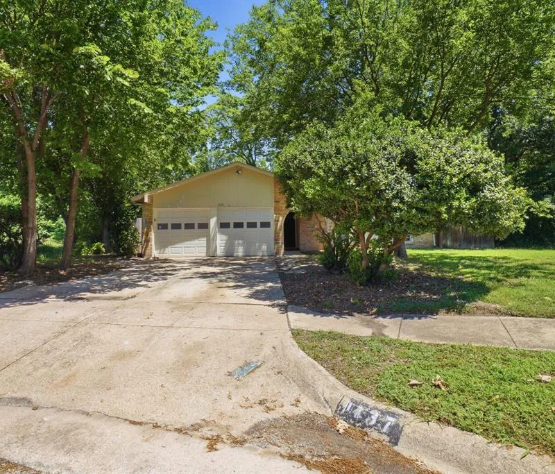 1137 Meadow Creek Court, Lancaster TX 75146