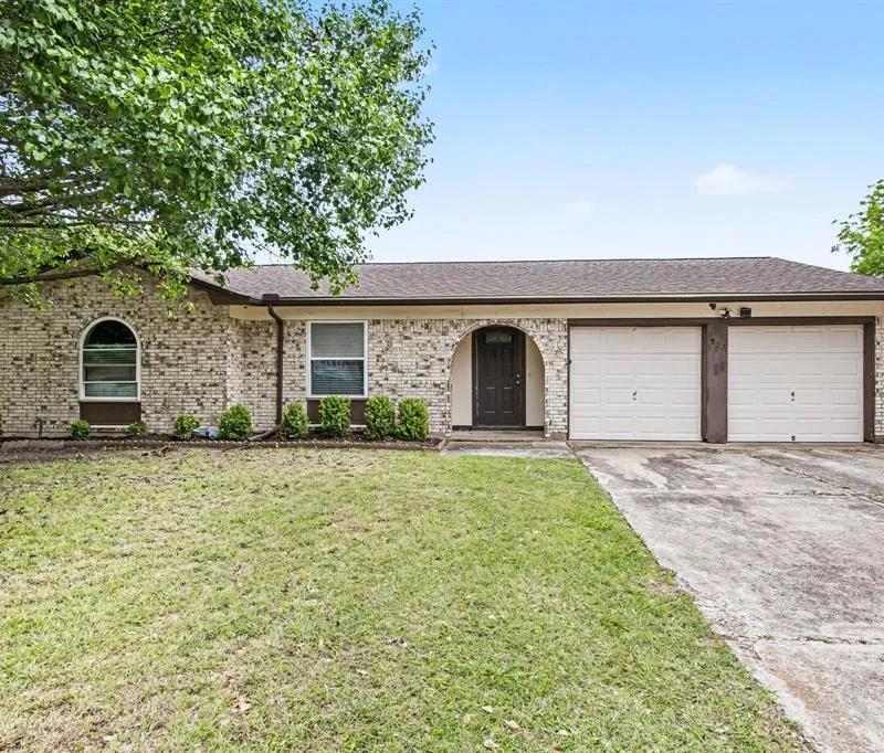 902 Kerry Street, Benbrook TX 76126