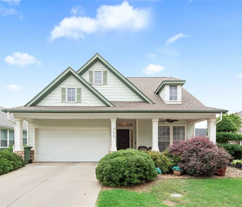709 Creek Walk Place, Arlington TX 76015