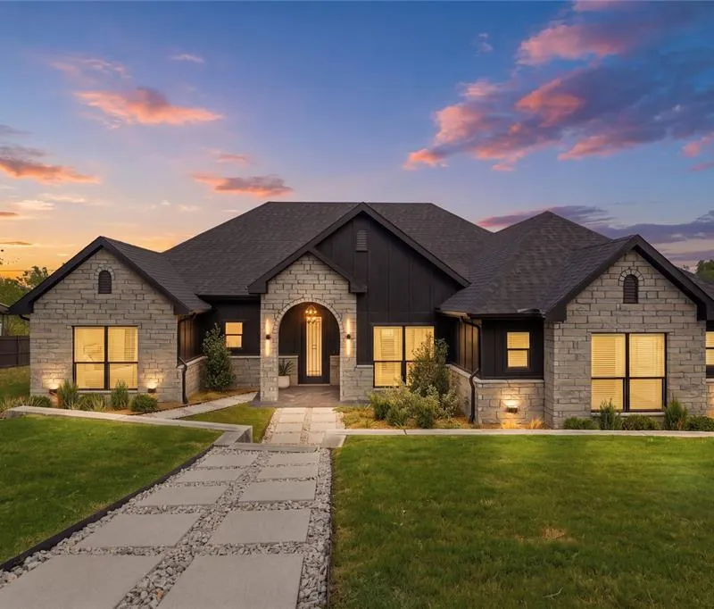 208 N Mountain Ridge, Cresson TX 76035