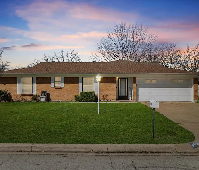 1118 Cozby Street E, Benbrook TX 76126