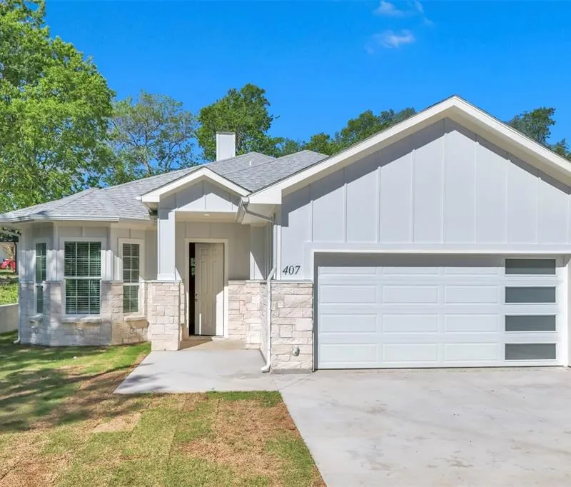 407 Henderson Street, Bonham TX 75418