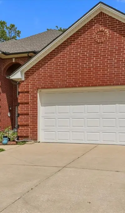 6707 Forest Park Drive, Arlington TX 76001 - Photo 2