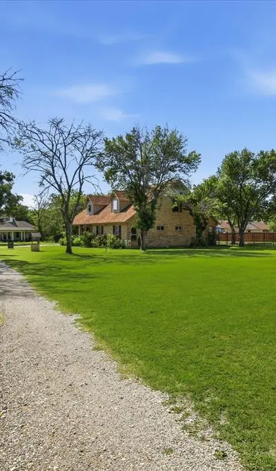108 S Walnut Street, Roanoke TX 76262 - Photo 4