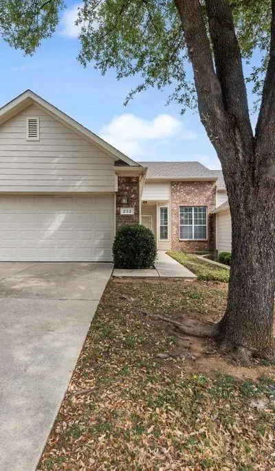 233 Heritage Hill Drive, Lewisville TX 75067 - Photo 2