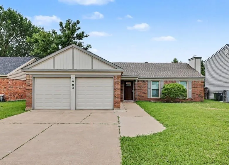 1702 Crimson Court, Arlington TX 76018