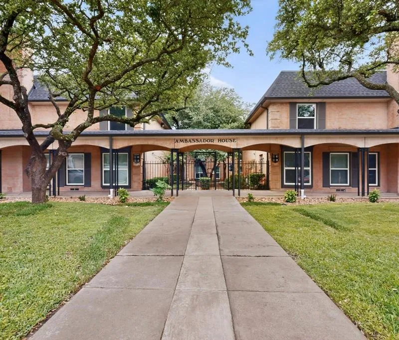 7820 Meadow Park Drive # 215, Dallas TX 75230