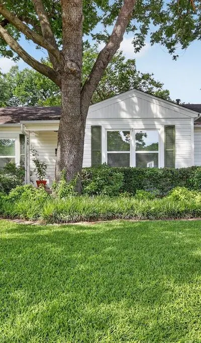 1439 Casa Vale Drive, Dallas TX 75218