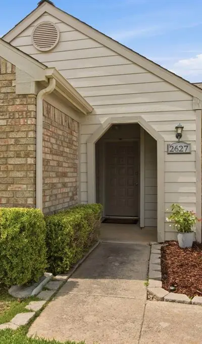 2627 Bayberry Lane, Euless TX 76039 - Photo 2