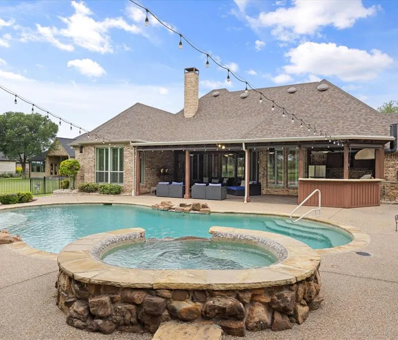 805 Mallard Pointe Drive, Granbury TX 76049