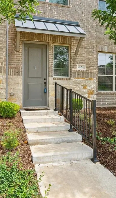 536 Ballustrade Drive, Irving TX 75039 - Photo 2