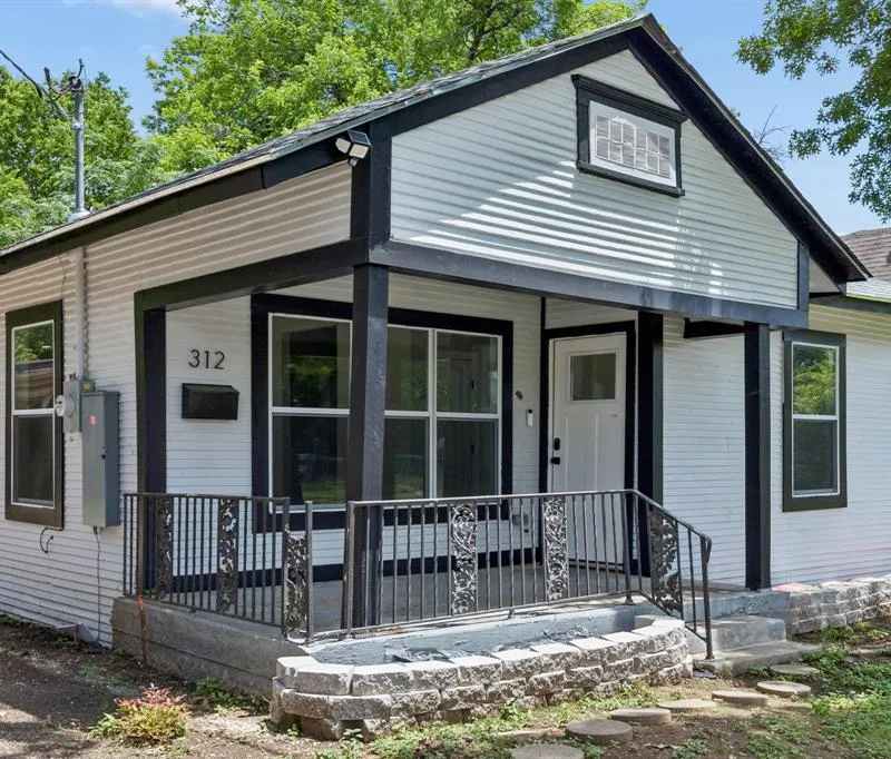 312 Leads Street, Dallas TX 75203