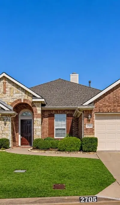 2705 Fox Creek Trail, Arlington TX 76017 - Photo 2