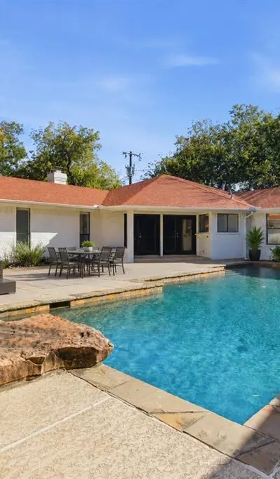 2201 Mistletoe Boulevard, Fort Worth TX 76110 - Photo 2