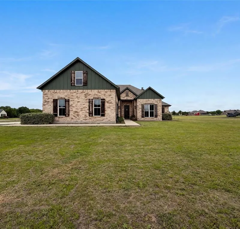 725 Cheyenne Trail, Trenton TX 75490