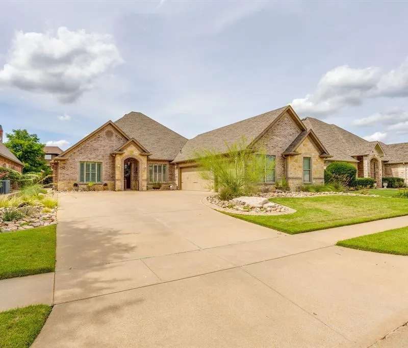 2318 Vienna Drive, Granbury TX 76048
