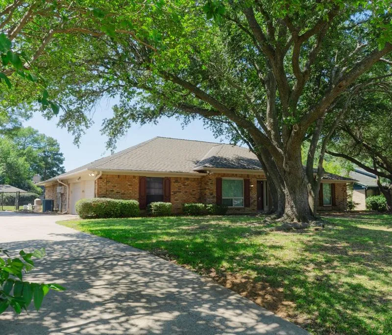 1700 Wimbleton Drive, Bedford TX 76021