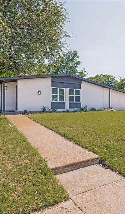 2122 Marilyn Lane, Arlington TX 76010 - Photo 2
