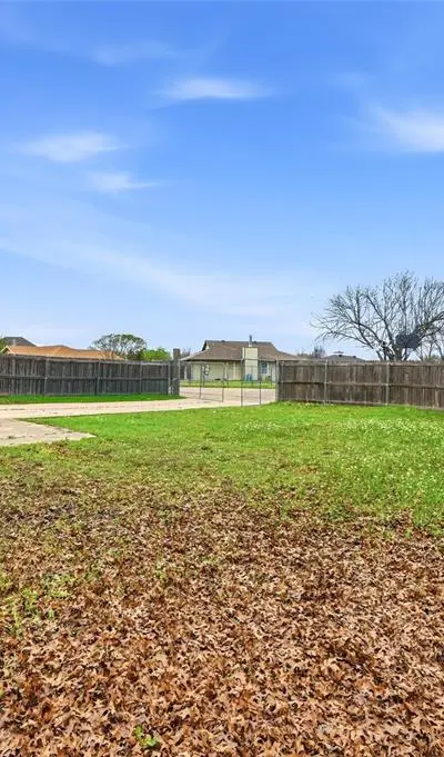 905 Brookhaven Drive, Lancaster TX 75134 - Photo 3