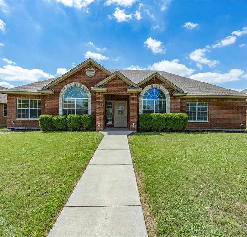 208 Red Wolf Lane, Red Oak TX 75154