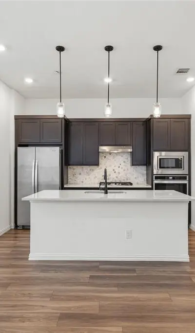 9924 Hennings Street, Irving TX 75063 - Photo 2