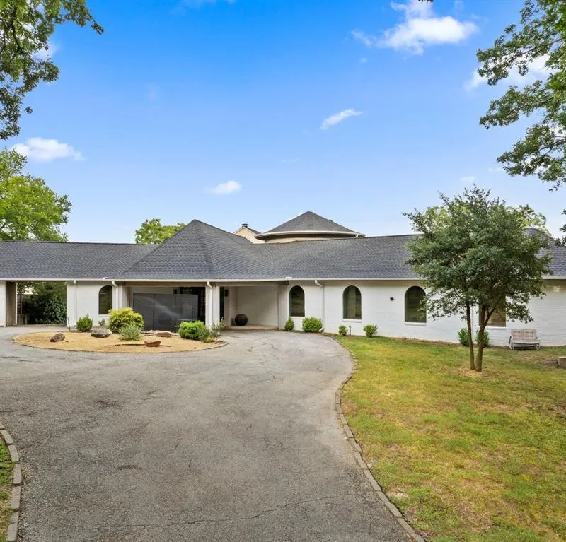 8542 Meadowbrook Drive, Fort Worth TX 76120