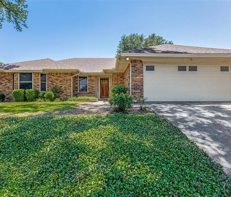 10029 Stoneleigh Drive, Benbrook TX 76126