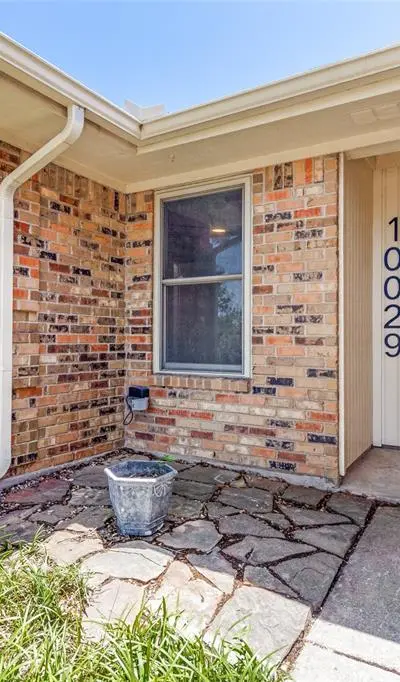 10029 Stoneleigh Drive, Benbrook TX 76126 - Photo 3
