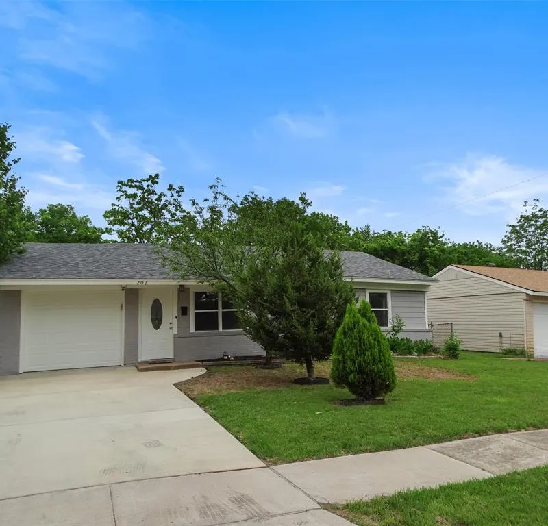 202 E Cober Drive, Grand Prairie TX 75051
