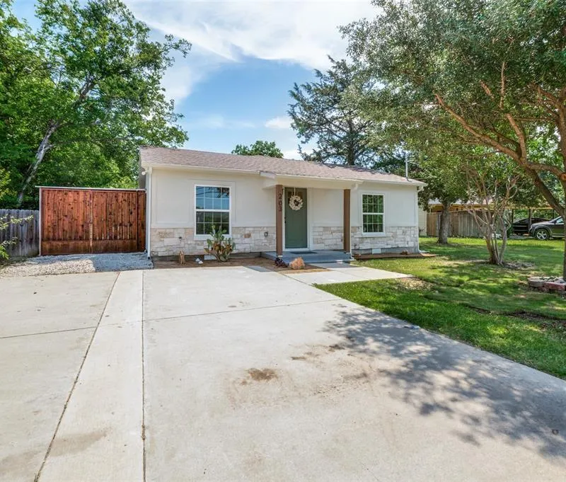 203 S Waxahachie Street, Mansfield TX 76063
