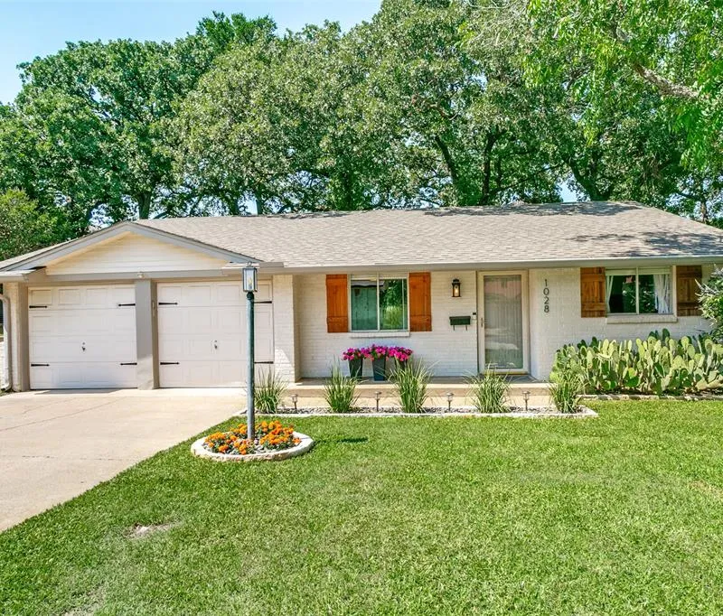 1028 Meadowbrook Drive, Grapevine TX 76051