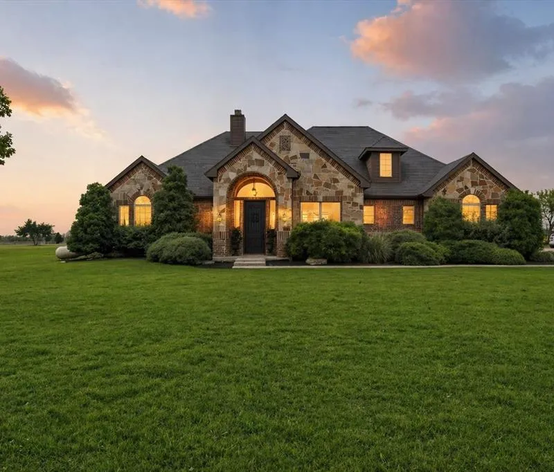 542 Pierce Road, Red Oak TX 75154