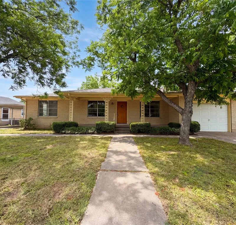 205 W Decatur Street, Chico TX 76431