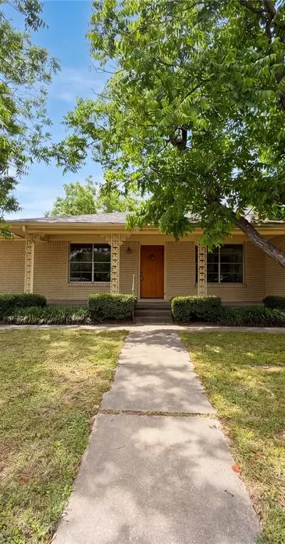 205 W Decatur Street, Chico TX 76431