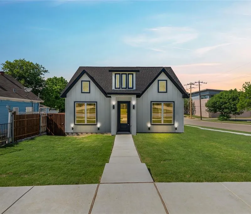 3021 Avenue J, Fort Worth TX 76105