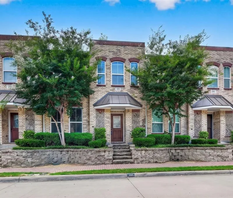 308 Lily Lane, Lewisville TX 75057