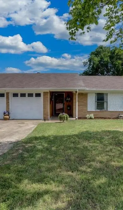 2102 Hill Top Circle, Weatherford TX 76085 - Photo 2