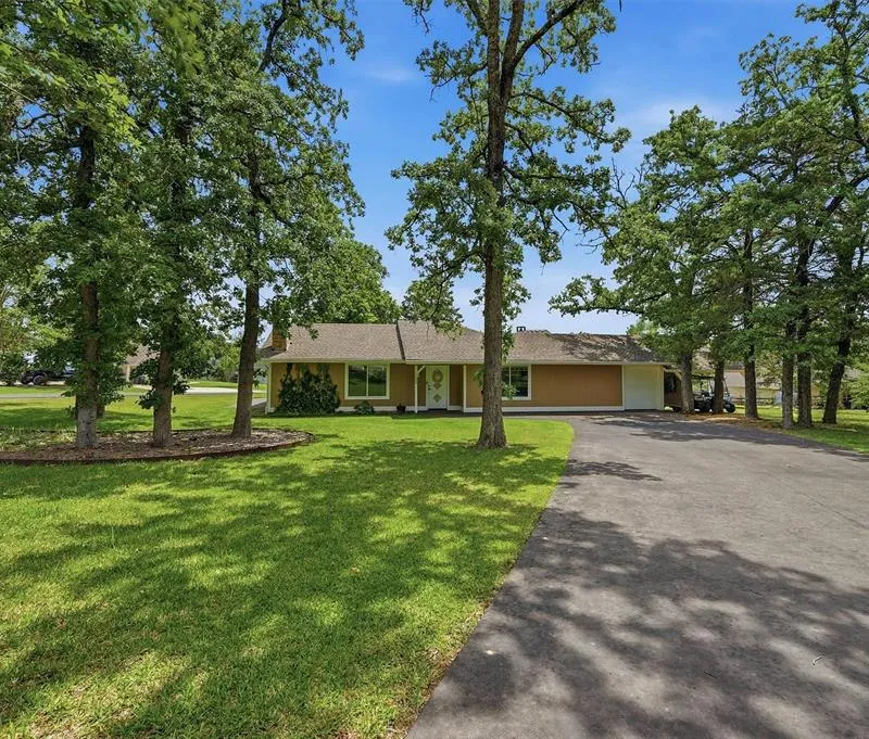 100 Cayuga Cove, Lake Kiowa TX 76240
