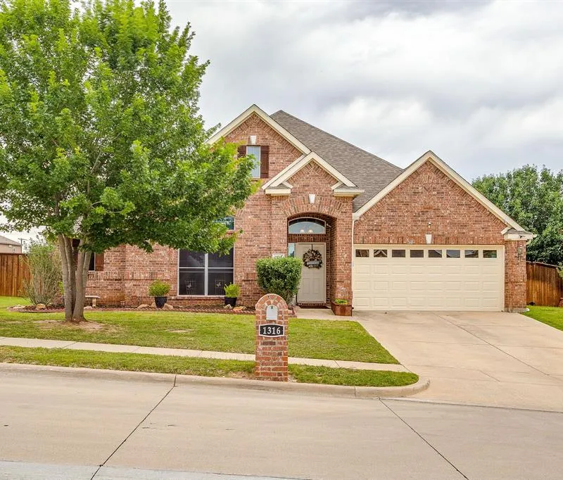 1316 Meadowlakes, Azle TX 76020