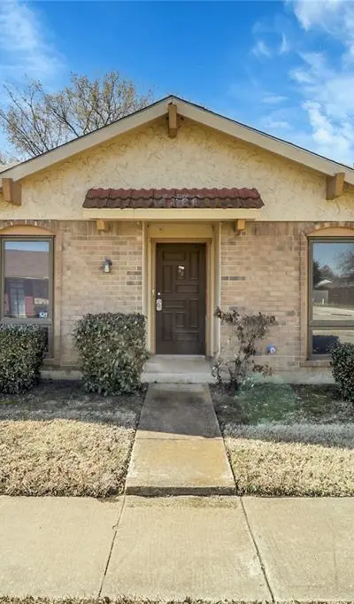 44 E Mountain Creek Drive, Grand Prairie TX 75052