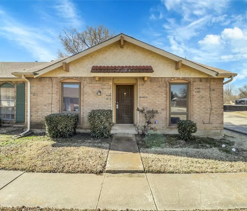 44 E Mountain Creek Drive, Grand Prairie TX 75052