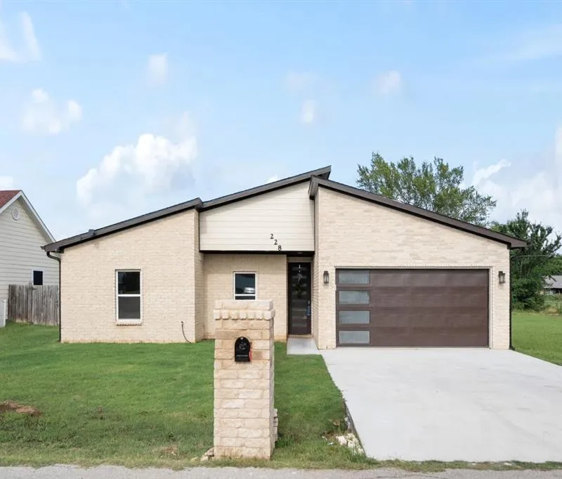 228 E Windjammer Road, Gun Barrel City TX 75156