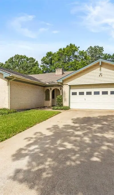 2502 Ashbury Drive, Arlington TX 76015 - Photo 2