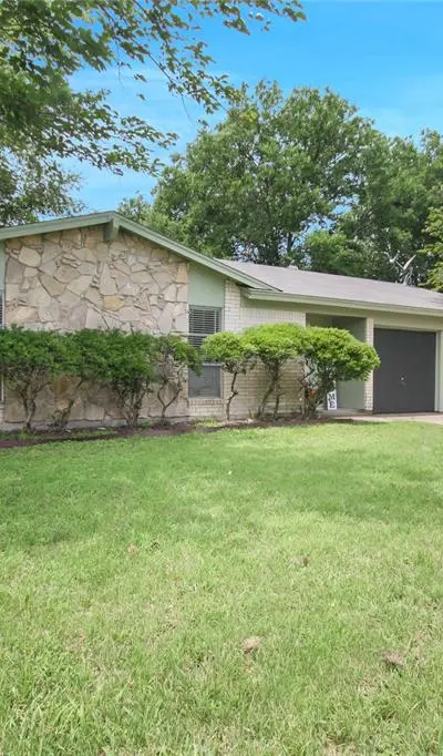 703 N Douglas Avenue, Cleburne TX 76033 - Photo 2