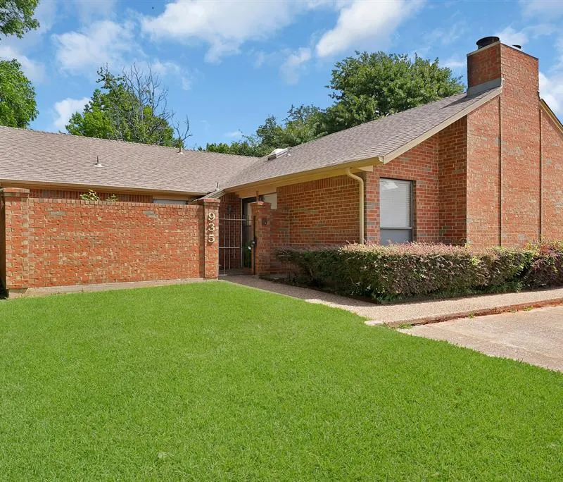 935 Cedarland Boulevard, Arlington TX 76011