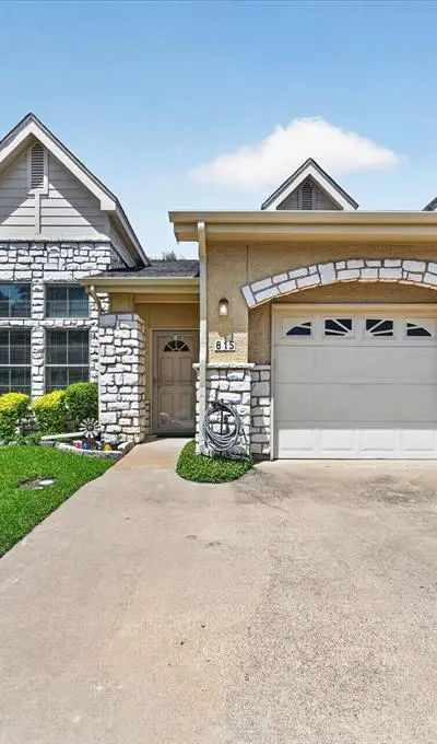 815 Earhart Avenue, Grand Prairie TX 75051