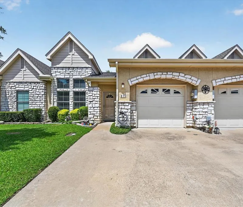815 Earhart Avenue, Grand Prairie TX 75051